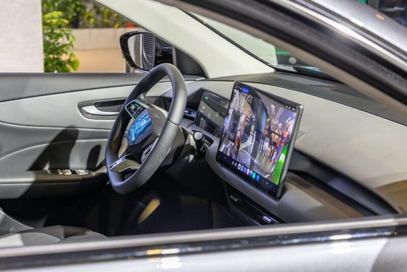 Interiér disponuje 15,6-palcovým centrálnym displejom a head-up displejom. MG ponúka 7-ročnú záruku – najdlhšiu v segmente.