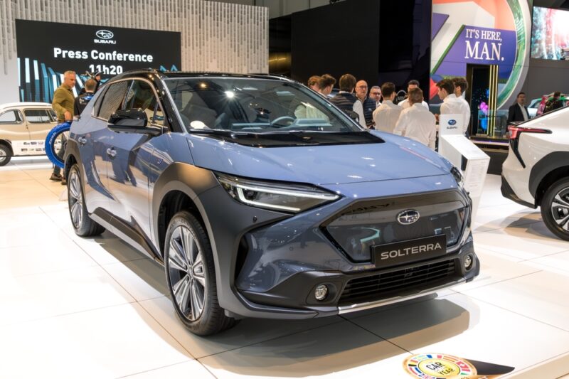 Nová Solterra ponúka batériu 73,1 kWh a dojazd 509 km. Pohon všetkých kolies s režimom X-Mode je štandardom vo všetkých verziách.