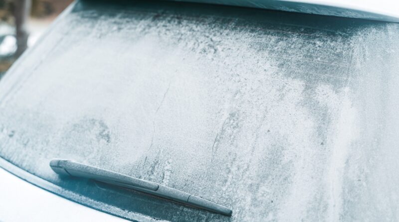 Primrznuté stierače a automatický senzor sú nebezpečná kombinácia. Pred jazdou vždy skontrolujte, či lišty nie sú prilepené k sklu.