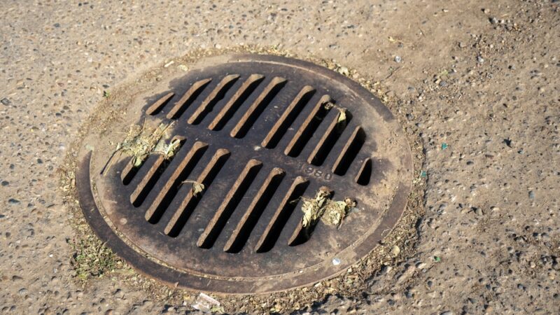 Kruh rozkladá váhu rovnomerne a nemá rohy, ktoré by praskali. Okrúhle poklopy vydržia zaťaženie až 40 ton.