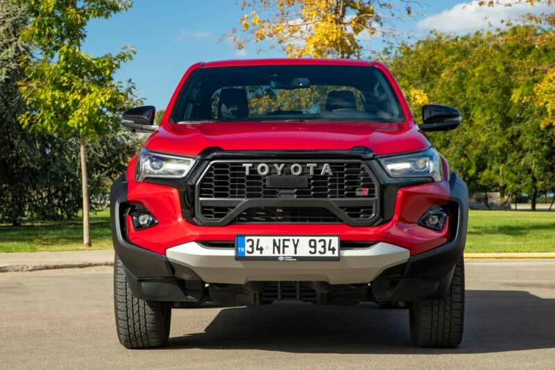 Elektrický Hilux ponúka vývody 230V v korbe pre napájanie náradia. Funkcia Vehicle-to-Load poskytuje výkon až 3,6 kW.