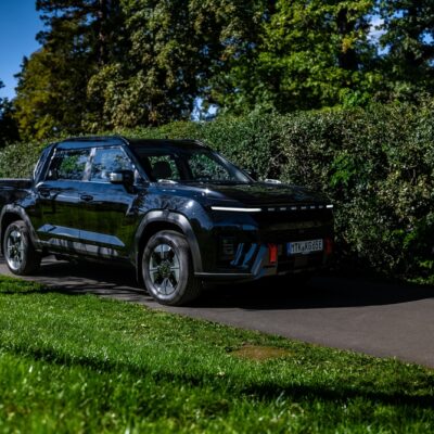 Nový KGM Musso prináša modernejší dizajn a robustný vzhľad. Dieselový motor s výkonom 163 koní ponúka ťažnú kapacitu 3 500 kg.