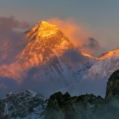 Výstup na Mount Everest stojí približne 55 000 eur. Rainbow Valley ukrýva telá horolezcov vo farebnom oblečení.