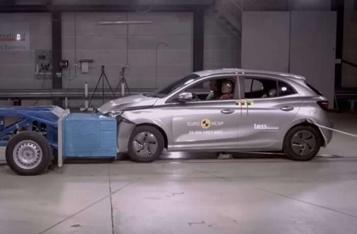 Crash test pri 35 km/h šokoval expertov – zranenia horšie ako pri 50 km/h. Vinníkom je bezpečnostný pás