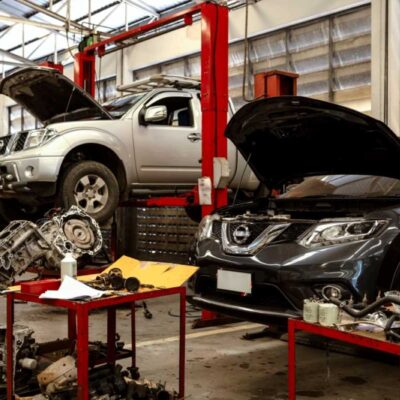 Autoservis autá na zdviháku