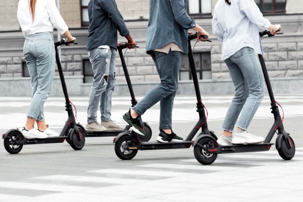 Ľudia na kolobežkách