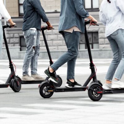 Ľudia na kolobežkách