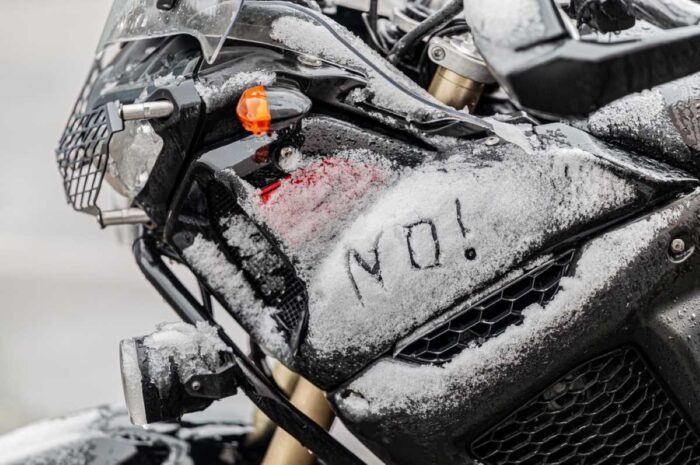 Oplatí sa naštartovať motocykel v zime? Krátke štartovanie škodí viac, než pomáha