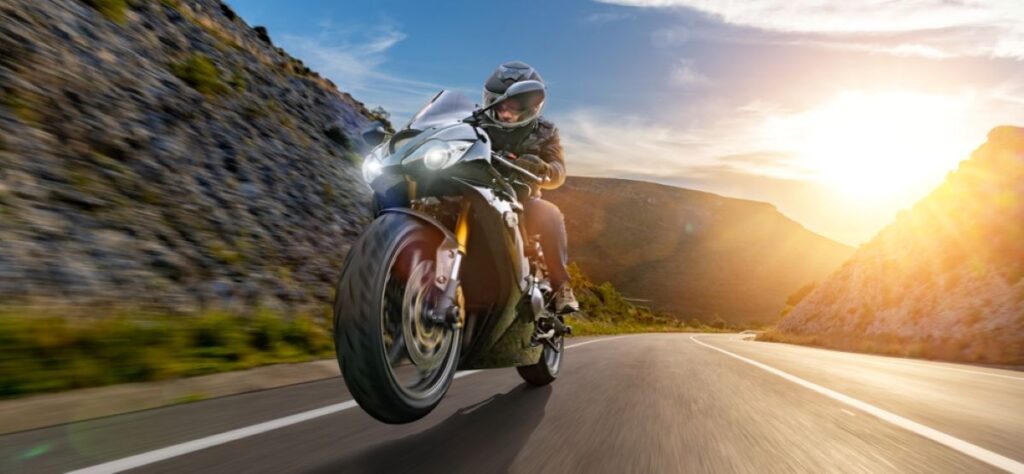 Motorkár po ceste