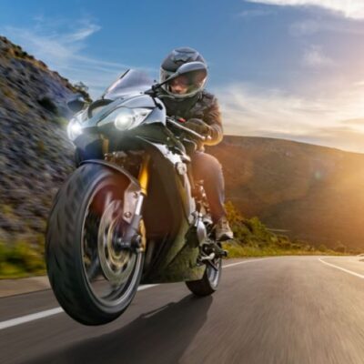 Motorkár po ceste