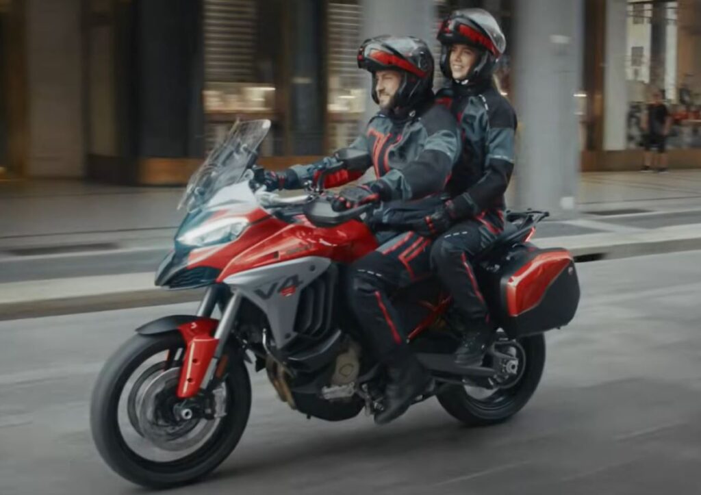 Multistradale V4 jazdci na motocykli