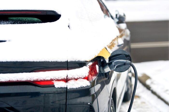 Elektromobily v zime strácajú energiu aj počas státia – ako tomu zabrániť