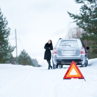 Pokazené auto na ceste zima