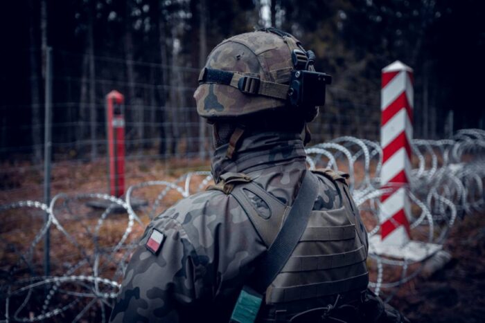 Poľská armáda zakázala čínske autá na vojenských základniach – obáva sa špionáže cez senzory a kamery