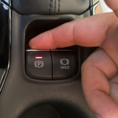 Prst na tlačidle brzdy