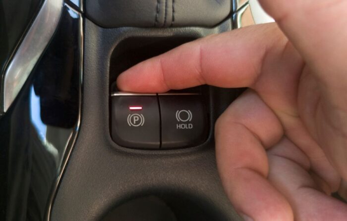 Elektronická parkovacia brzda: Čo sa stane, ak ju aktivujete počas jazdy?