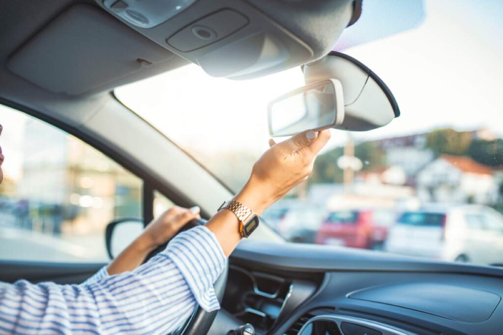 Ruka na páčke spätného zrkadla