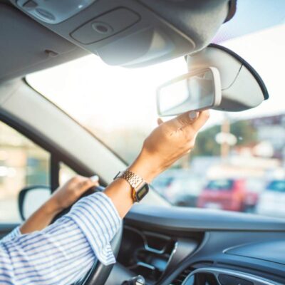 Ruka na páčke spätného zrkadla