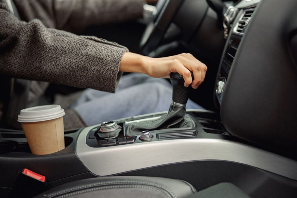 Ruka na páke automatickej prevodovky