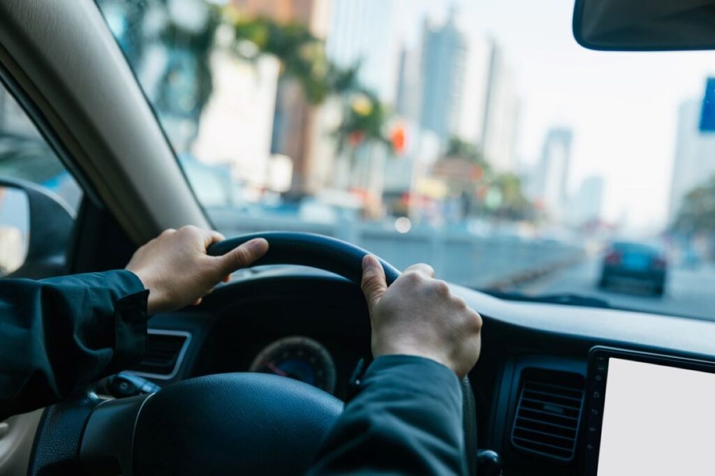 Ruky na volante mesto