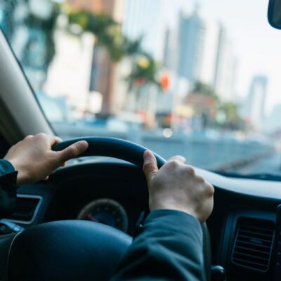 Ruky na volante mesto