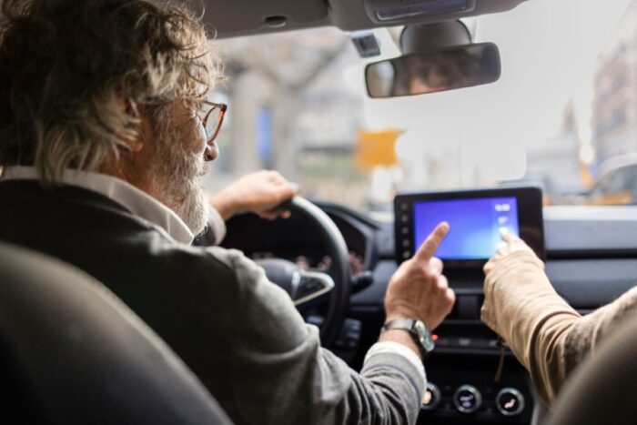 V akom veku by mal senior prestať šoférovať – jasná hranica neexistuje, no varovné signály áno