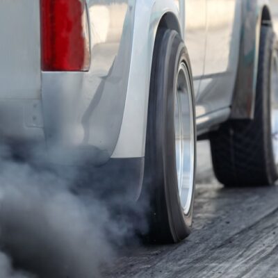 Sivý dym z výfuku