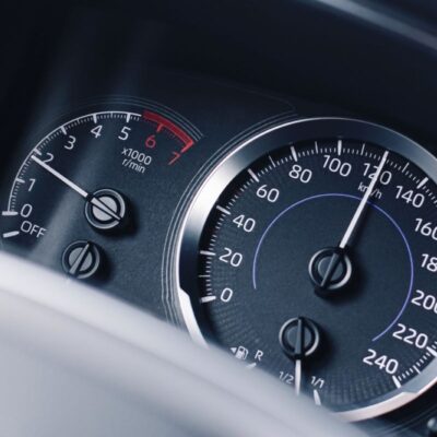 Tachometer a otáčky motora