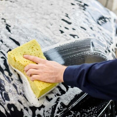 Umývanie auta špongiou