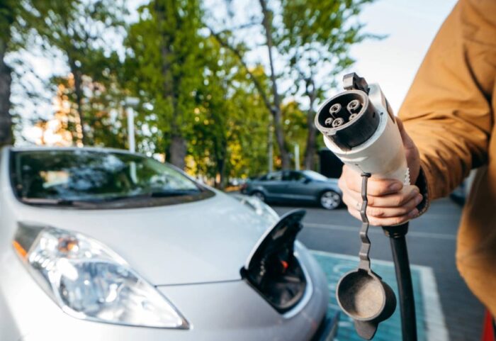 Krádeže káblov z nabíjačiek elektromobilov sa stali novou pliagou – oprava stojí stovky eur