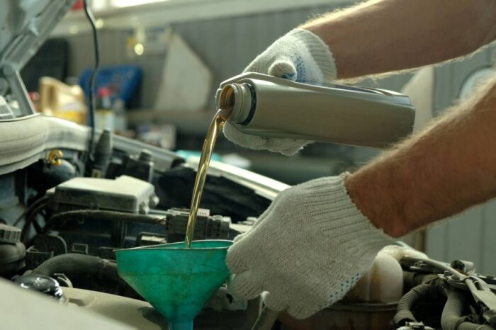 Výmena oleja len podľa kilometrov je chyba: Prečo motor potrebuje nový olej každý rok?