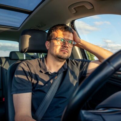 Zamyslený vodič v aute