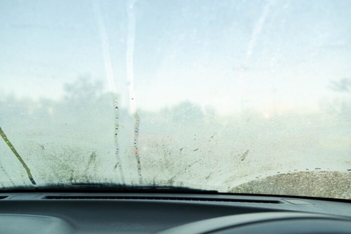 Zarosené sklá v aute – prečo vznikajú a ako sa ich zbaviť natrvalo