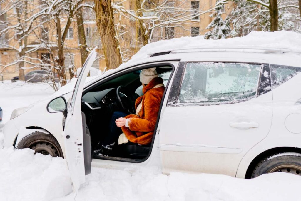 Žena štartuje auto zima