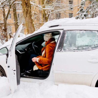 Žena štartuje auto zima