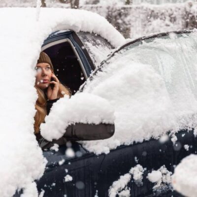 Žena telefonuje v aute zima