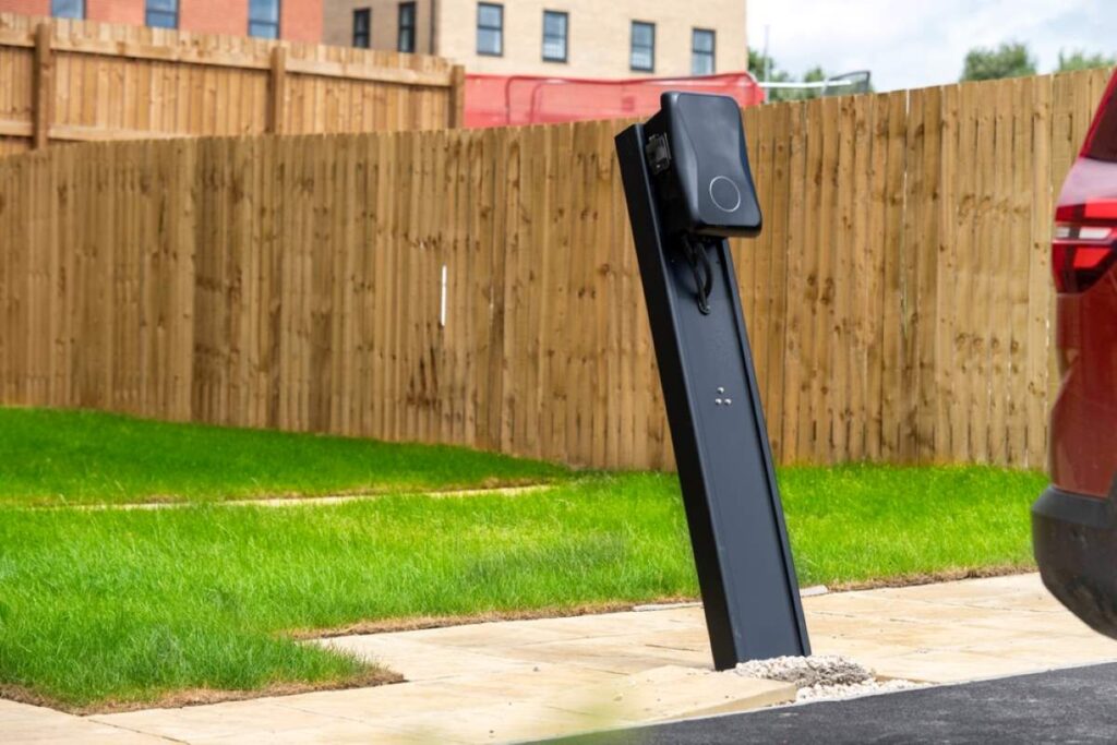 Zničená nabíjacia stanica