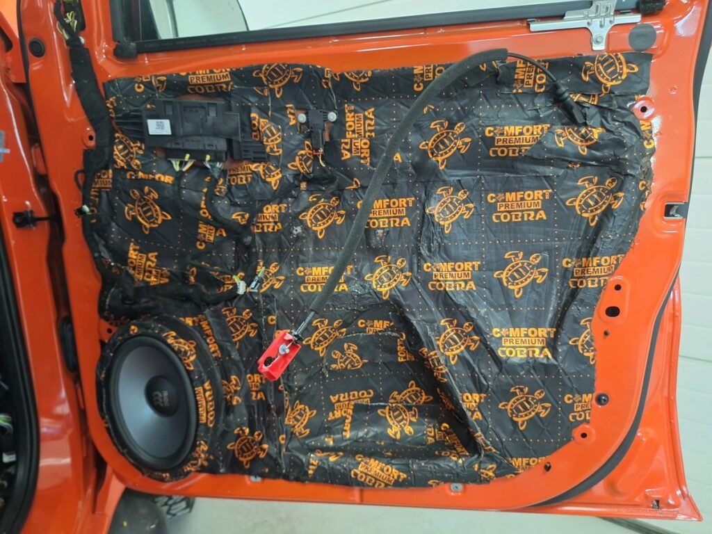 utesnenie, odhlučnenie dverí auta