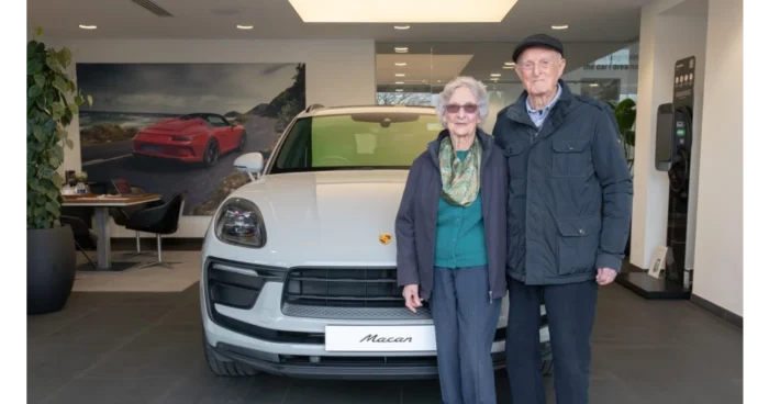 Splnený sen v dôchodku: Pozrite sa na pár, ktorý si kúpil svoje prvé Porsche vo veku 90 rokov