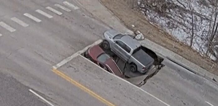 Asfalt sa náhle prepadol: Pozrite sa na mrazivé zábery áut, ktoré pohltil obrovský kráter
