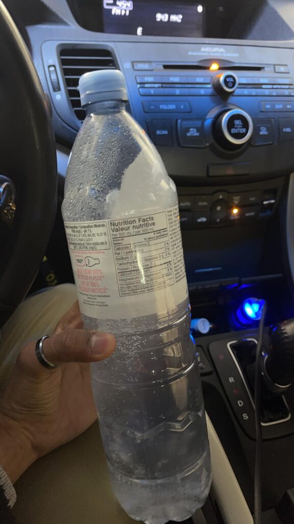 zamrznutá voda v aute