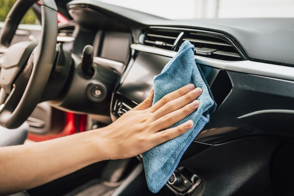 Detailné čistenie palubnej dosky pomocou handričky z mikrovlákna