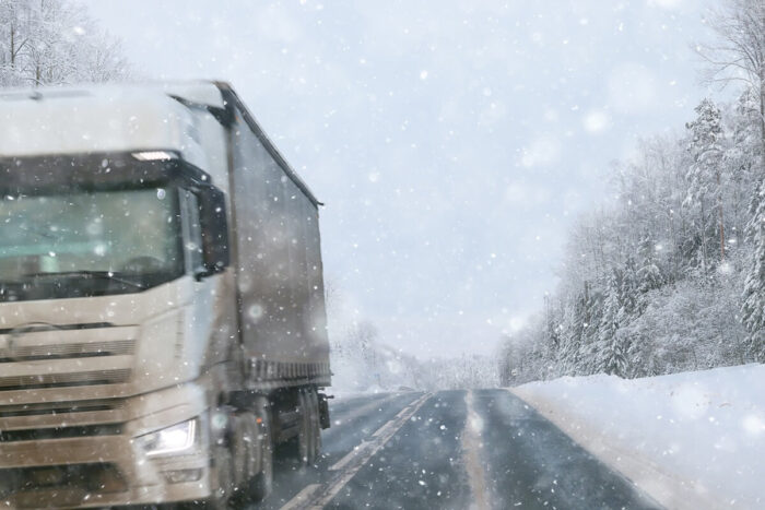 Kus ľadu prerazil čelné sklo a vletel do kabíny: Pozrite sa, aká pokuta hrozí za neočistené auto