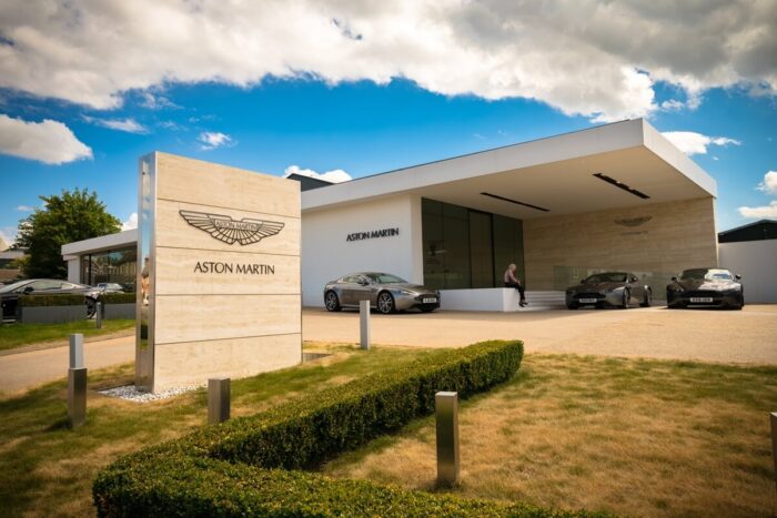 Aston Martin prepúšťa stovky zamestnancov: Pozrite sa na krízu britskej legendy, ktorá šokovala trh