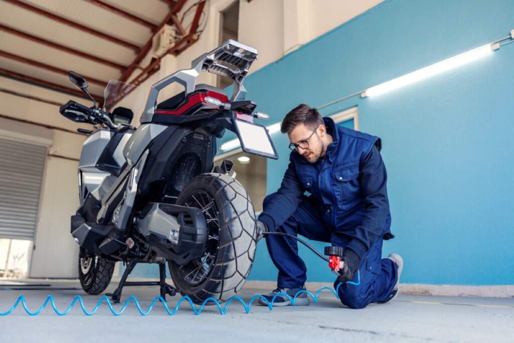 Dofukovanie pneumatiky na motocykli