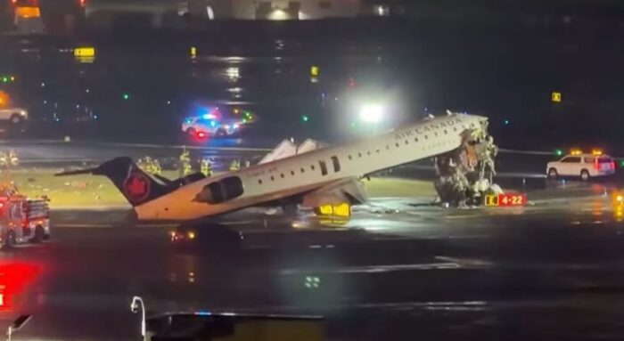 Tragédia na letisku LaGuardia. Lietadlo Air Canada sa zrazilo s hasičským vozidlom, dvaja piloti zahynuli