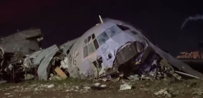 Vojenské lietadlo plné peňazí sa zrútilo na diaľnicu