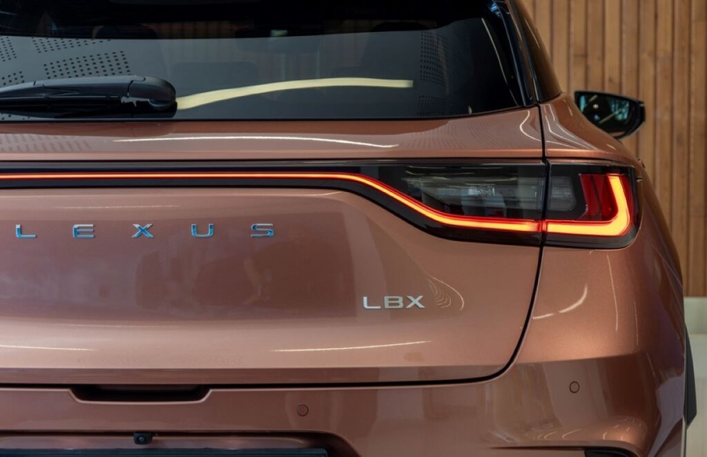 Lexus LBX zozadu
