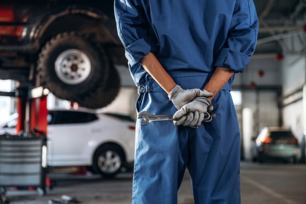 Mechanik drží kľúč v ruke