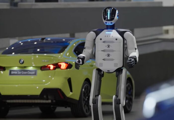 BMW nasadzuje humanoidné roboty vo fabrike v Lipsku. Je to prvýkrát v histórii európskeho automobilového priemyslu